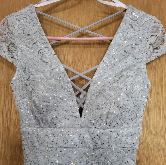 B. Darlin silver sequined v cut front, low cut back, prom/gown. Size 3/4 - Picture 5 of 16